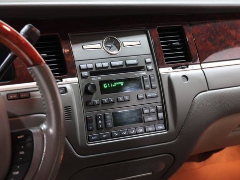 Used 2008 Lincoln Town Car Signature Limited RWD image 70
