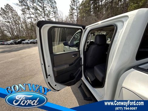 Used 2022 Nissan Frontier SV image 14