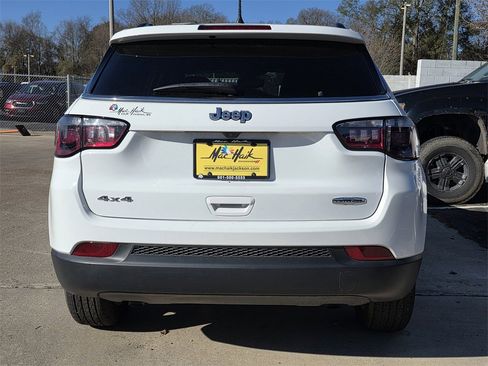 Used 2024 Jeep Compass Latitude image 4