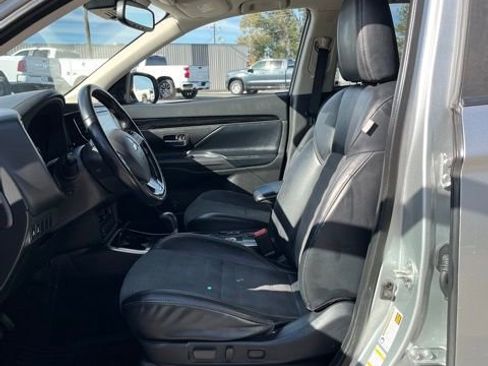 Used 2020 Mitsubishi Outlander SE image 32