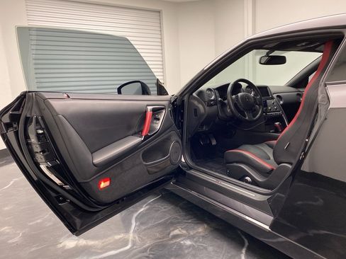 Used 2013 Nissan GT-R Black Edition image 5