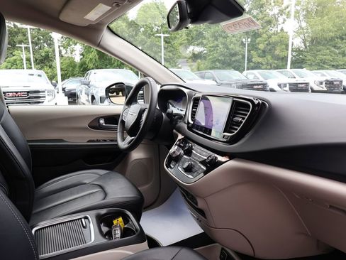 Used 2024 Chrysler Pacifica Touring-L FWD image 34