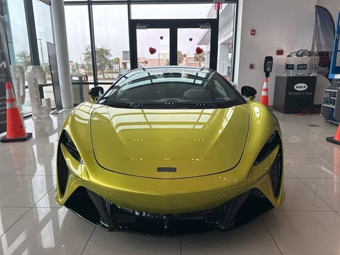Used 2025 McLaren Artura Spider image 3