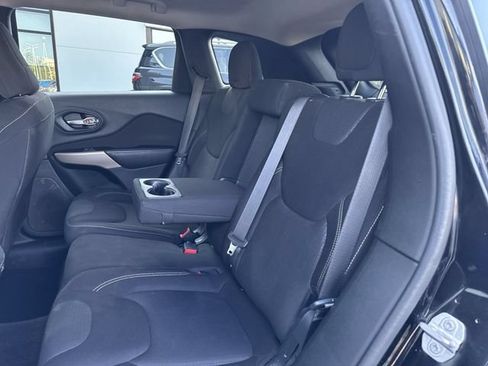 Used 2017 Jeep Cherokee Latitude w/ Safety/Convenience Group FWD image 11