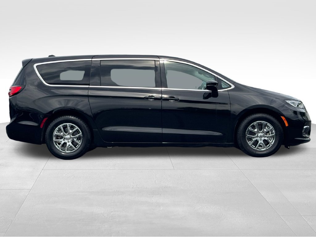 Used 2024 Chrysler Pacifica Touring-L FWD image 8