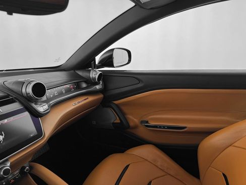 Used 2018 Ferrari GTC4Lusso T image 24