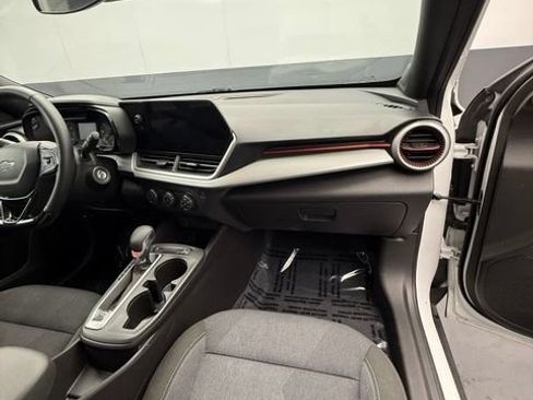Used 2024 Chevrolet Trax RS FWD image 52