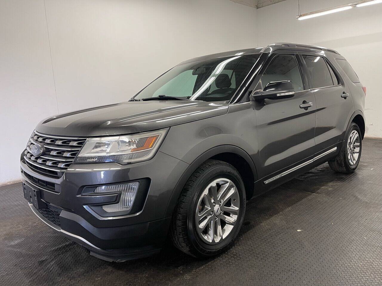 Used 2017 Ford Explorer XLT FWD image 1