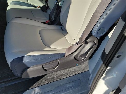 Used 2025 Kia Carnival EX image 32