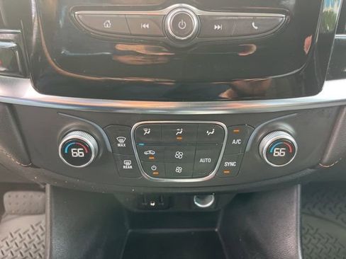 Used 2021 Chevrolet Traverse LT FWD image 24