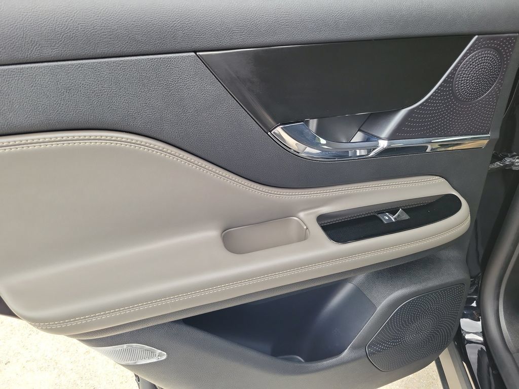 Used 2024 Lincoln Corsair FWD image 11