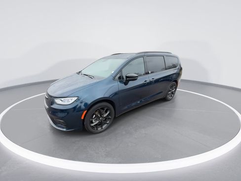 Used 2025 Chrysler Pacifica Limited FWD image 4