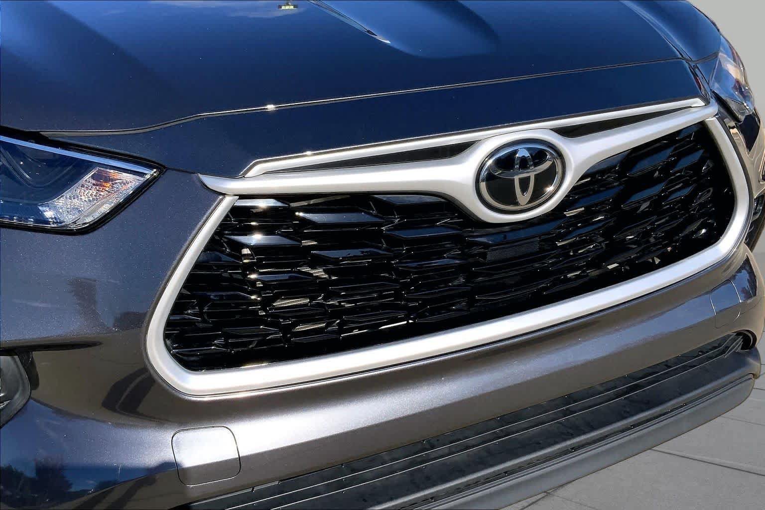 Used 2024 Toyota Highlander XLE AWD/4WD image 32