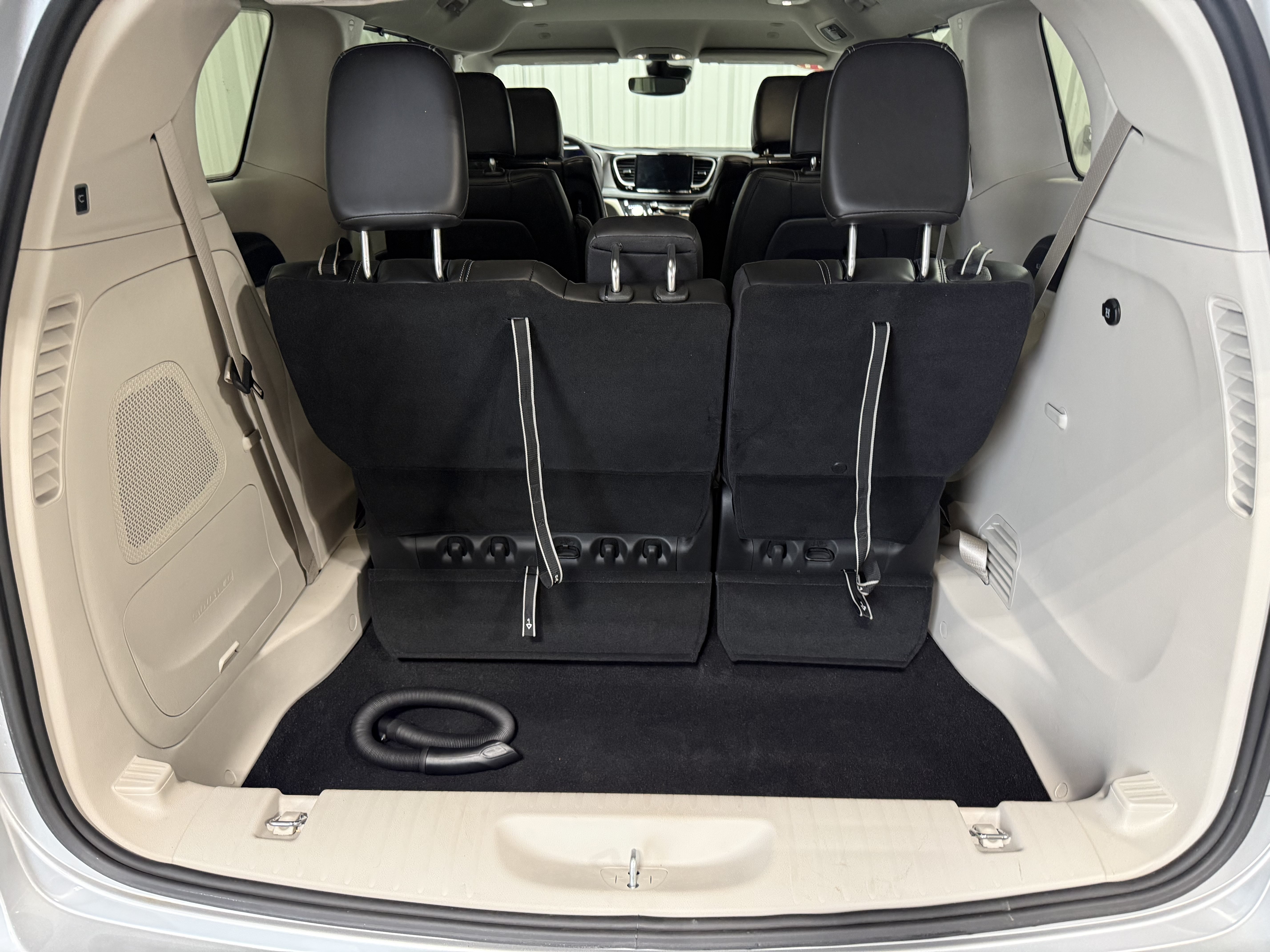 Used 2024 Chrysler Pacifica Touring-L w/ Uconnect Theater Family Group AWD/4WD image 5