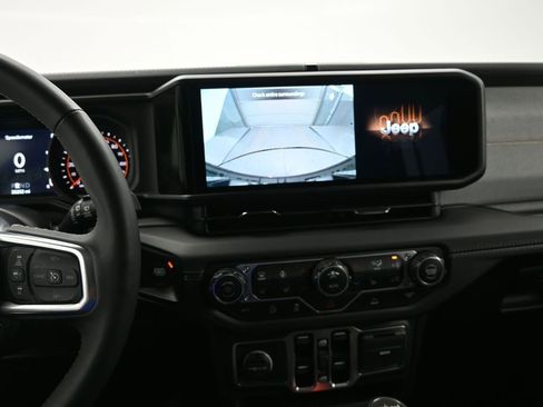 Used 2025 Jeep Wrangler Unlimited Sahara AWD/4WD image 21