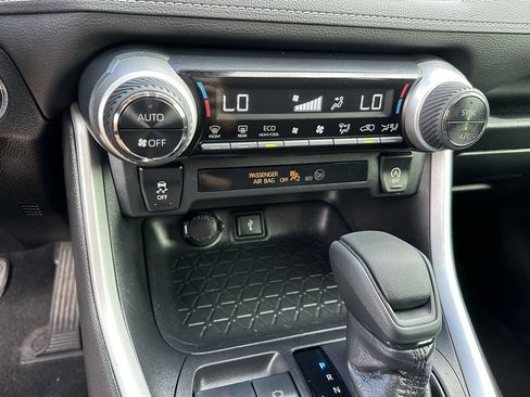 Used 2020 Toyota RAV4 XLE w/ Convenience Package FWD image 34