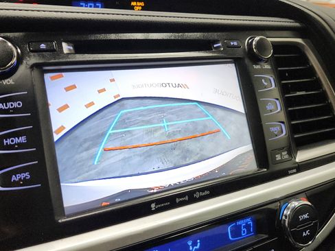 Used 2019 Toyota Highlander SE image 4