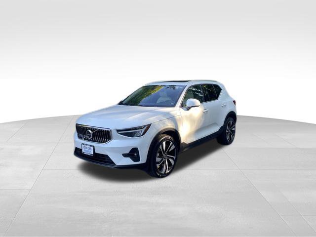 Used 2023 Volvo XC40 B5 Plus w/ Protection Package Premier AWD/4WD image 4