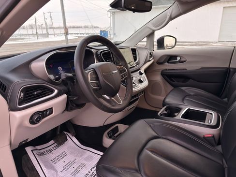 Used 2023 Chrysler Pacifica Touring-L image 20