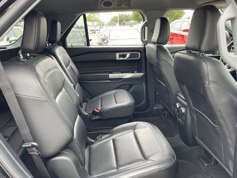 Used 2022 Ford Explorer XLT w/ Equipment Group 202A AWD/4WD image 30