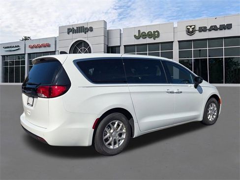 New 2026 Chrysler Voyager LX image 4