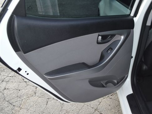 Used 2014 Hyundai Elantra SE w/ Option Group 02 FWD image 19