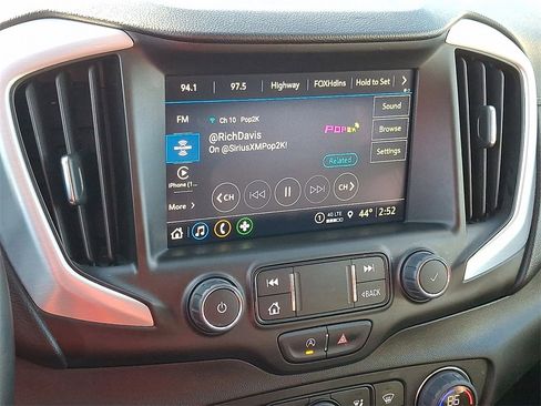 Used 2024 GMC Terrain SLT image 16