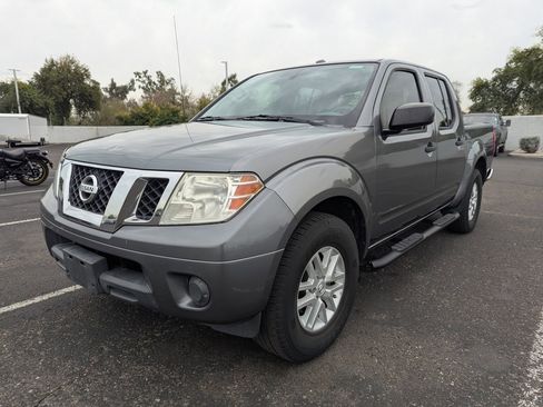 Used 2017 Nissan Frontier SV image 2