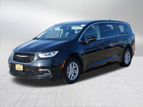 Used 2023 Chrysler Pacifica Touring-L image 3