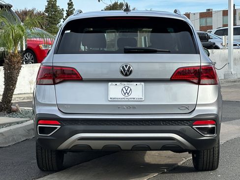 Certified 2022 Volkswagen Taos SE w/ Panoramic Sunroof Package image 6