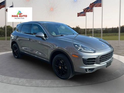 Used 2018 Porsche Cayenne Sport Utility 4D image 3