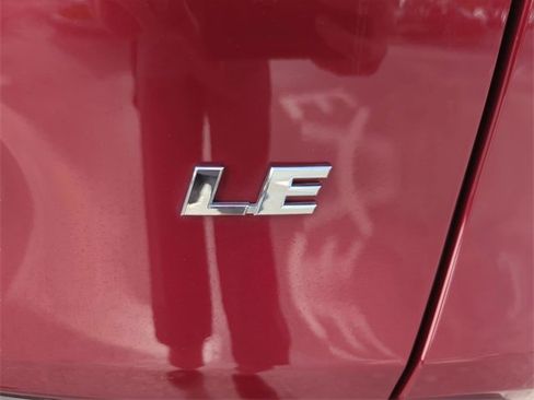 Used 2022 Toyota RAV4 LE image 11