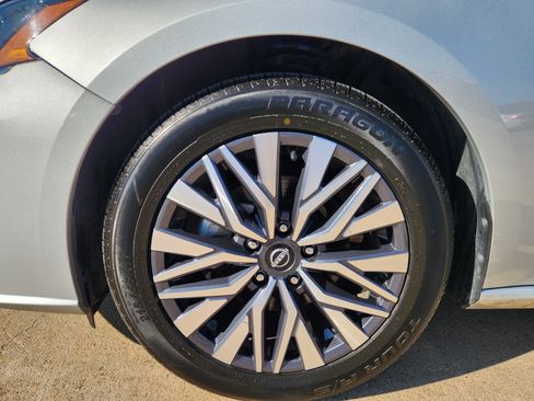 Used 2024 Nissan Altima 2.5 SV image 11