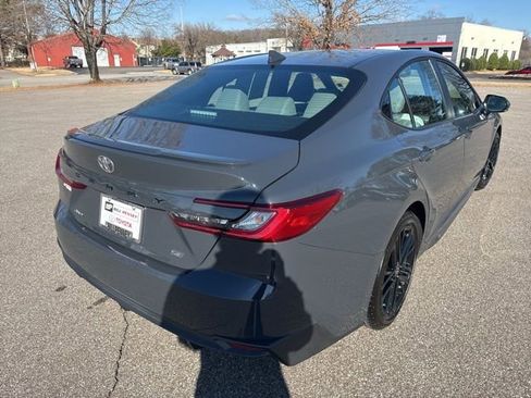 Used 2025 Toyota Camry SE image 5