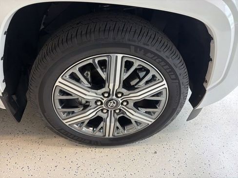 Used 2025 Toyota Sequoia Capstone AWD/4WD image 15