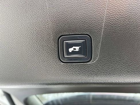 Used 2022 Chevrolet Traverse Premier FWD image 23