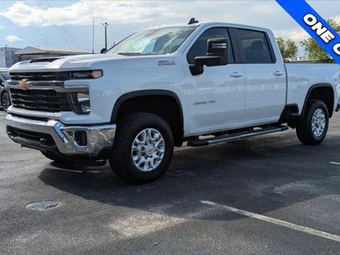 Used 2024 Chevrolet Silverado 2500 LT AWD/4WD image 2