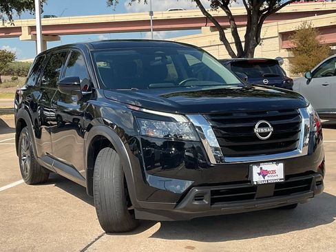 Used 2024 Nissan Pathfinder S FWD image 3