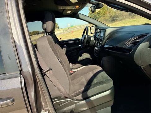 Used 2019 Dodge Grand Caravan SE image 12