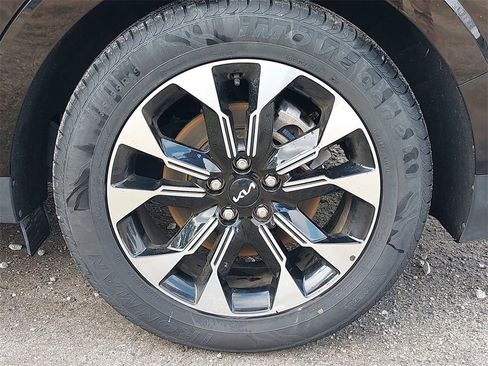 Used 2022 Kia Carnival EX image 29