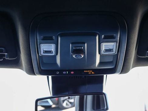 Used 2025 Chevrolet Suburban Z71 AWD/4WD image 17