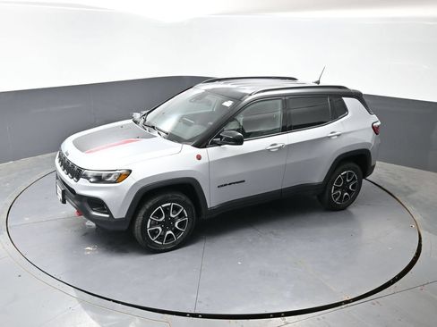 Used 2024 Jeep Compass Trailhawk AWD/4WD image 44