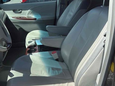 Used 2011 Toyota Sienna Limited w/ Premium Pkg image 10