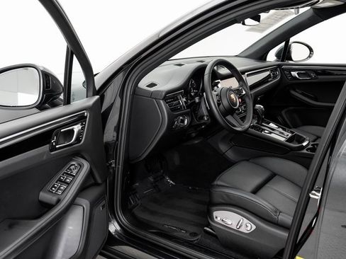 Used 2025 Porsche Macan image 7