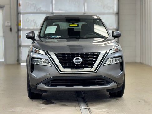 Used 2023 Nissan Rogue SV image 2