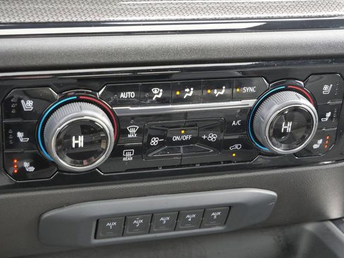 Used 2025 Chevrolet Silverado 2500 ZR2 w/ Technology Package image 40