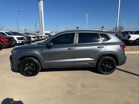 Used 2022 Volkswagen Taos SE image 2