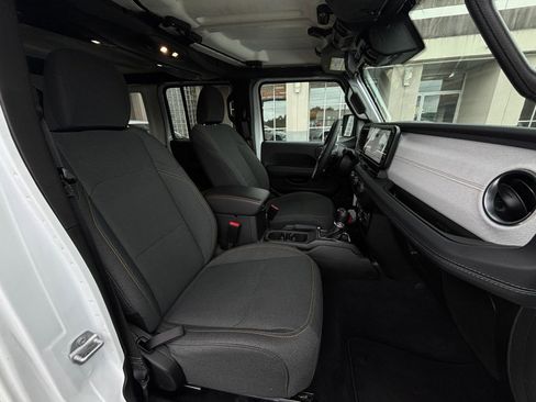 Used 2025 Jeep Wrangler Unlimited Sahara AWD/4WD image 36