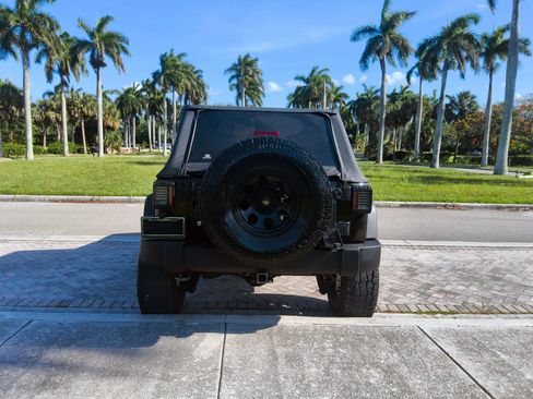 Used 2014 Jeep Wrangler Unlimited Rubicon w/ Connectivity Group AWD/4WD image 6
