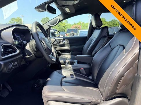 Certified 2025 Chrysler Pacifica Select FWD image 15